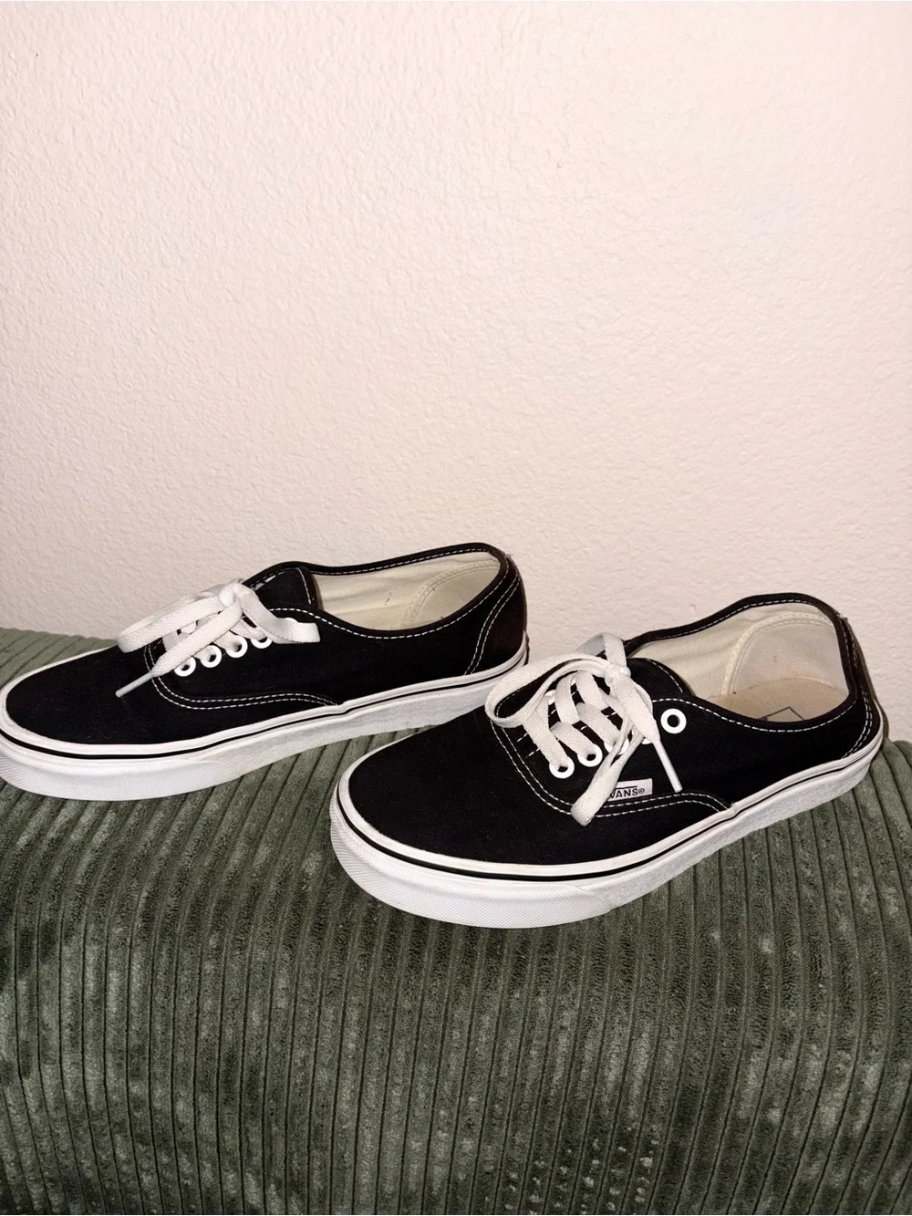 Vans Black & White Classic Old Skool Trainers Skater Lifestyle Shoes, size 8